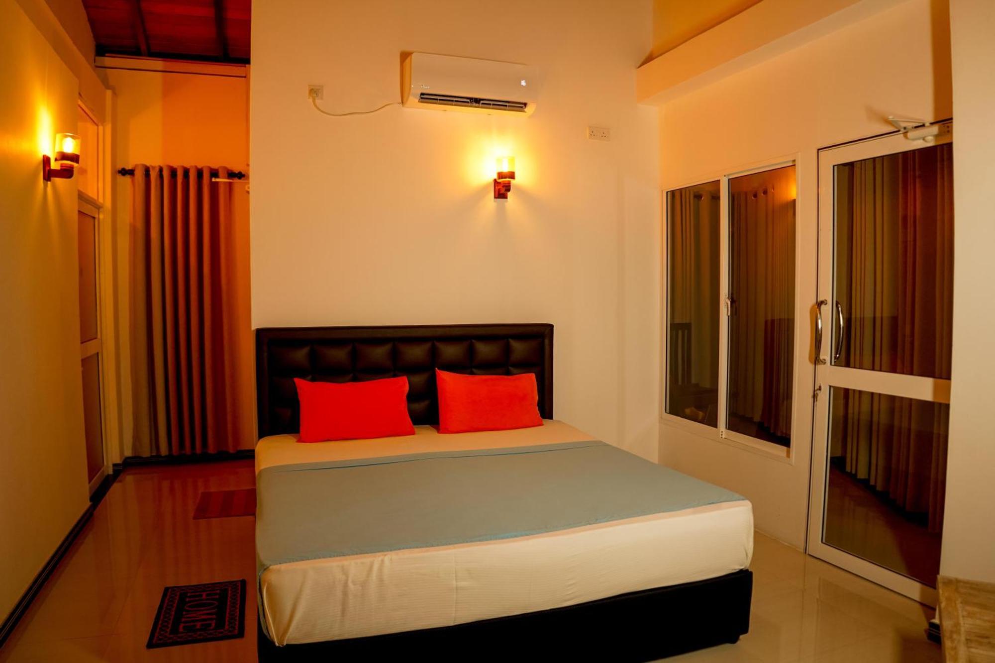 Peacock Beach Hotel Unawatuna Exterior foto